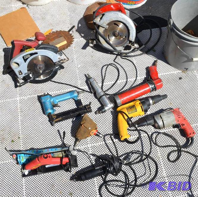 lot 119 image: 2 circular saws, hot glue gun, Puma air naile...