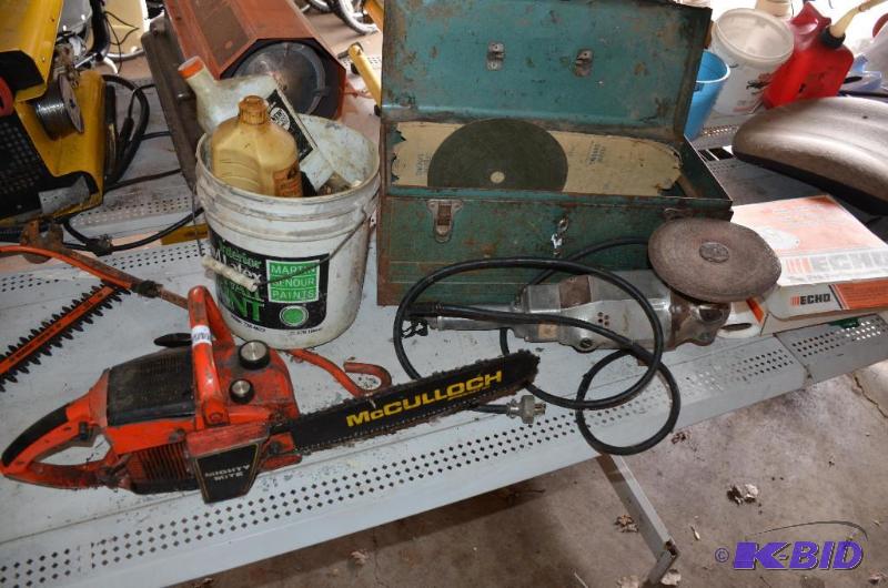 lot 151 image: McCulloch Mighty Mite chain saw 34cc Black &a...