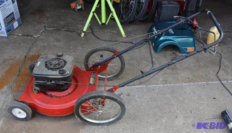lot 152 image: Murry gas lawn mower 22" Briggs & St...