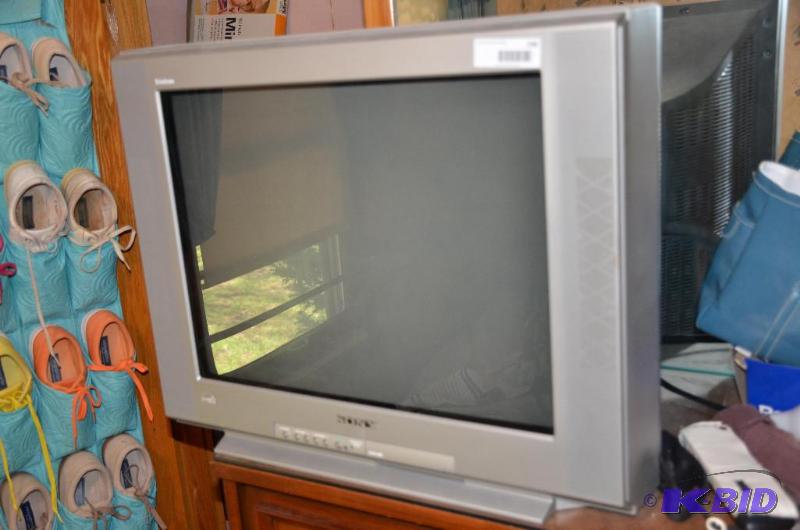 lot 196 image: Sony TV with remote model KV-24FV10. powers u...