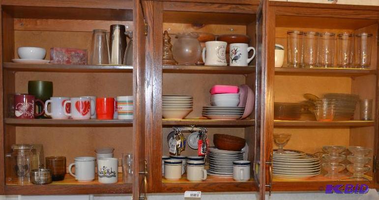 lot 231 image: Dorothy Thorpe Tumblers - 3 cabinets of dishe...