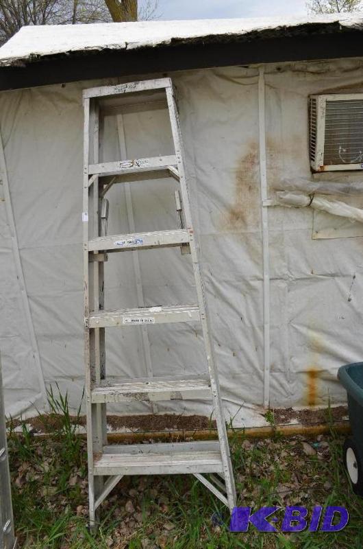 lot 253 image: Werner aluminum double sided 6 foot step ladd...