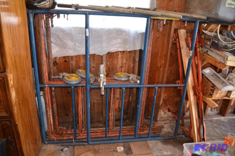 lot 37 image: Blue scaffolding - 4 red and 1 blue section, ...