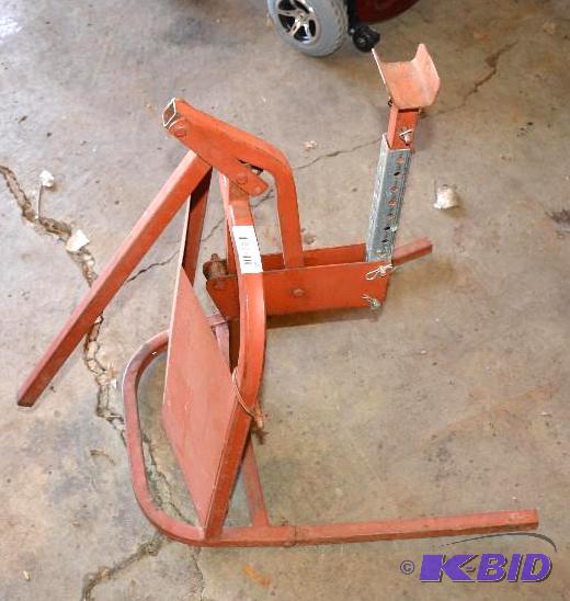 lot 38 image: Polaris snowmobile liftstand...