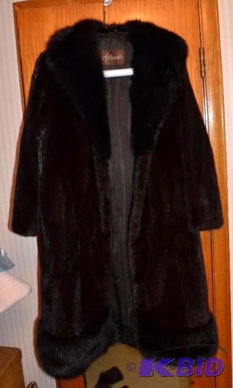 lot 90 image: Vintage fur coat from Albrechts...