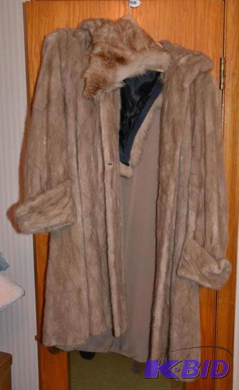 lot 94 image: Mink Fur coat...