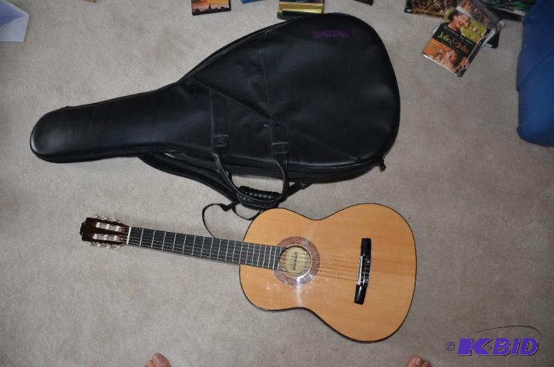 lot 25 image: Hohner acoustic guitar model HC06 - in great ...