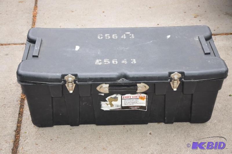 lot 26 image: Foot lockeer 31x16x14...