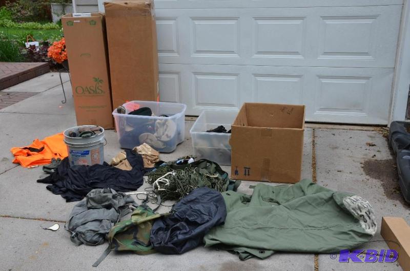 lot 31 image: Military hats, gloves 32 hats 21 pair of glov...