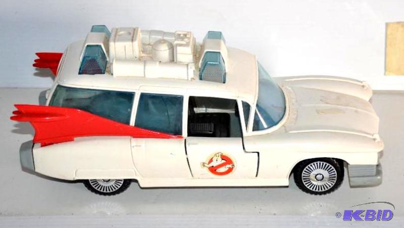 lot 9 image: Plastic model Ghostbusters rescue vehicle, 1...