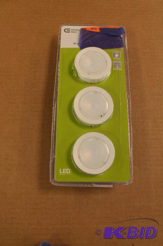 Halogen Under Cabinet light,  Linkable  lights when plugged in Customer Return