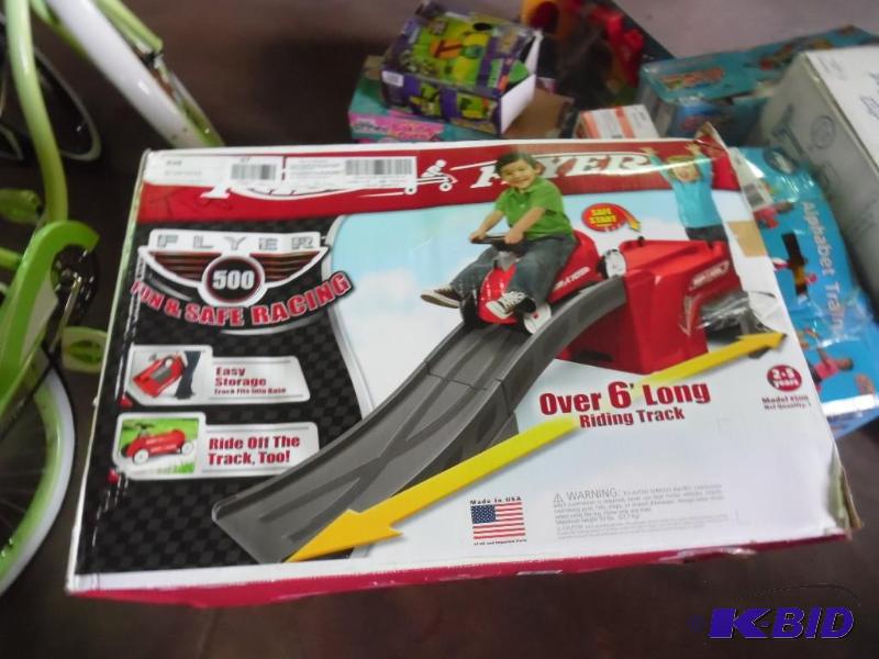 lot T18 image: Radio Flyer -Over 6 long riding track -Ages ...