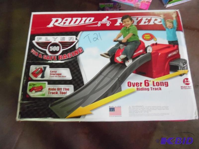 lot T21 image: Radio Flyer -Over 6 feet of track -Ages 2 to...