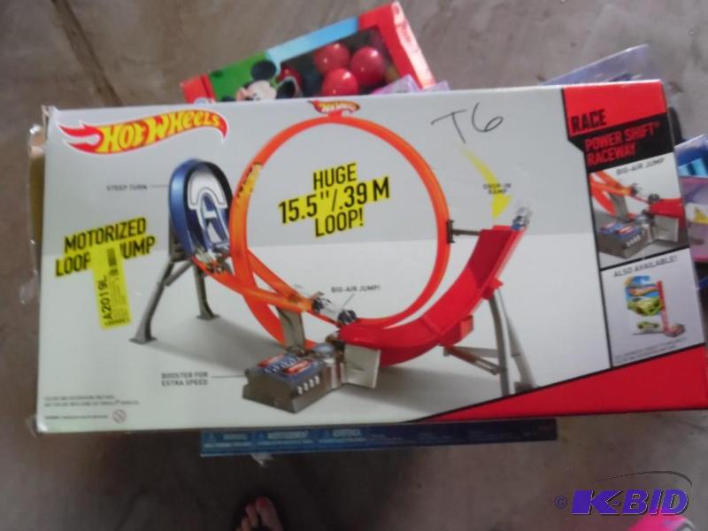 lot T6 image: Hot Wheels Motorized Loop ...
