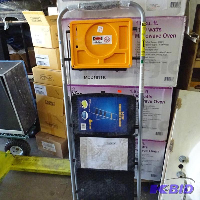 New 3-step household folding ladder. Open siz...