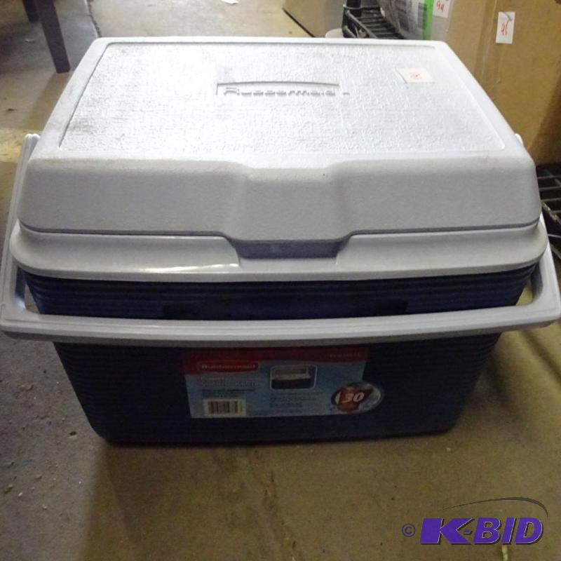 New Rubbermaid brand 24 quart cooler with han...