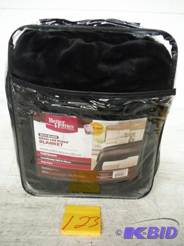 Better Homes and Gardens Plush Blanket (black)