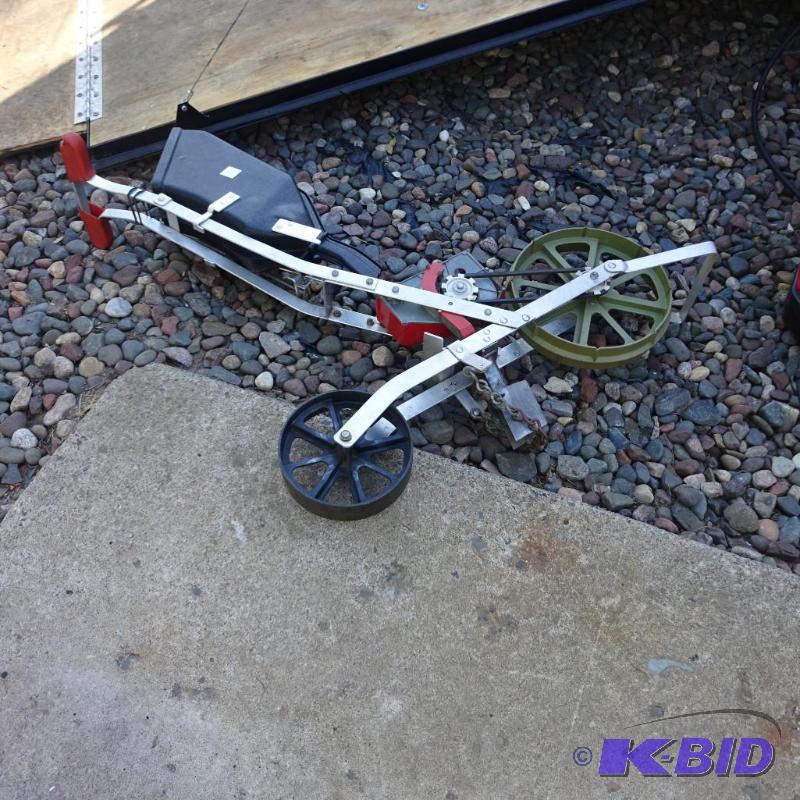 lot 17 image: Earthway Products Model 1001-B Precision Gard...