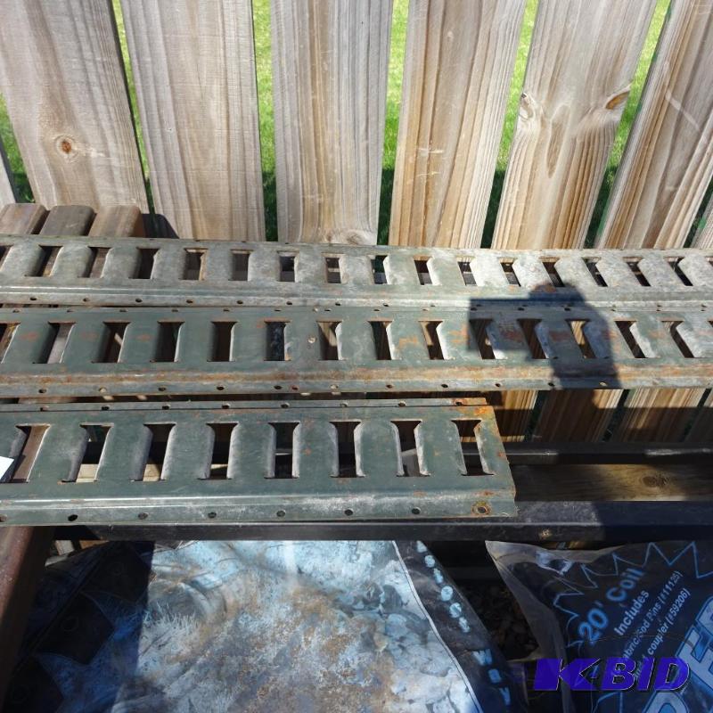 lot 21 image: 3 Pieces of Etrack. 32&quot, 118&quot, 84&q...