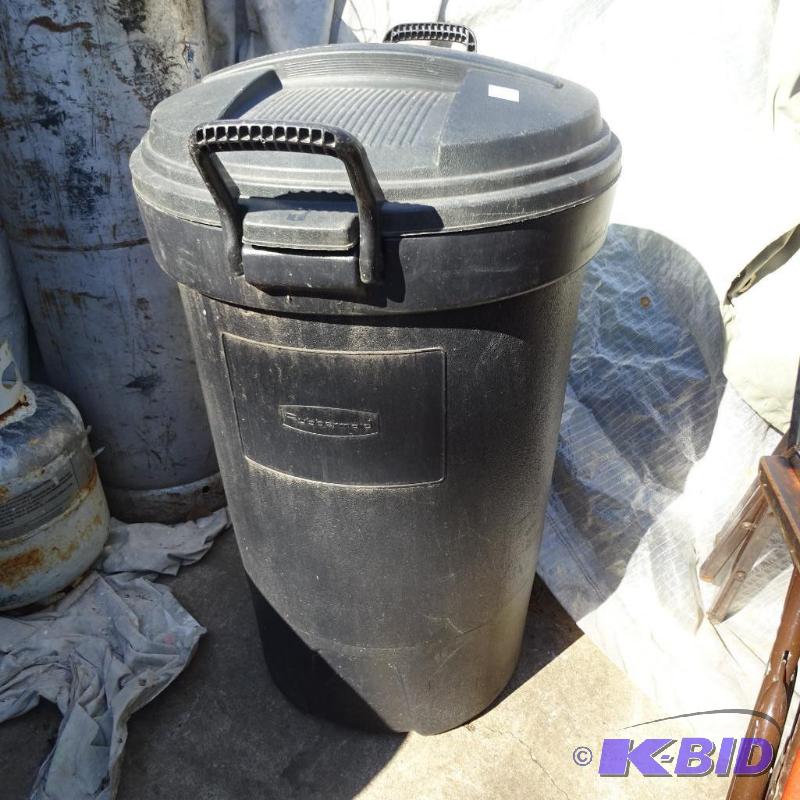 lot 37 image: Rubbermaid Garbage Can with Lid on Wheels...