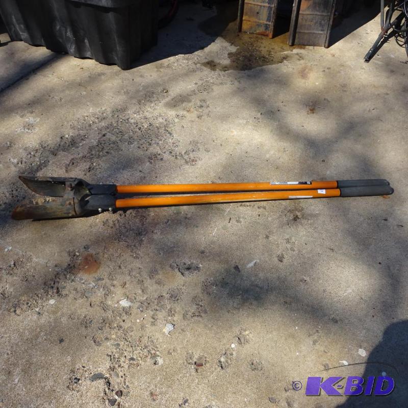 lot 69 image: Ridgid Clam Shell Post Hole Digger...