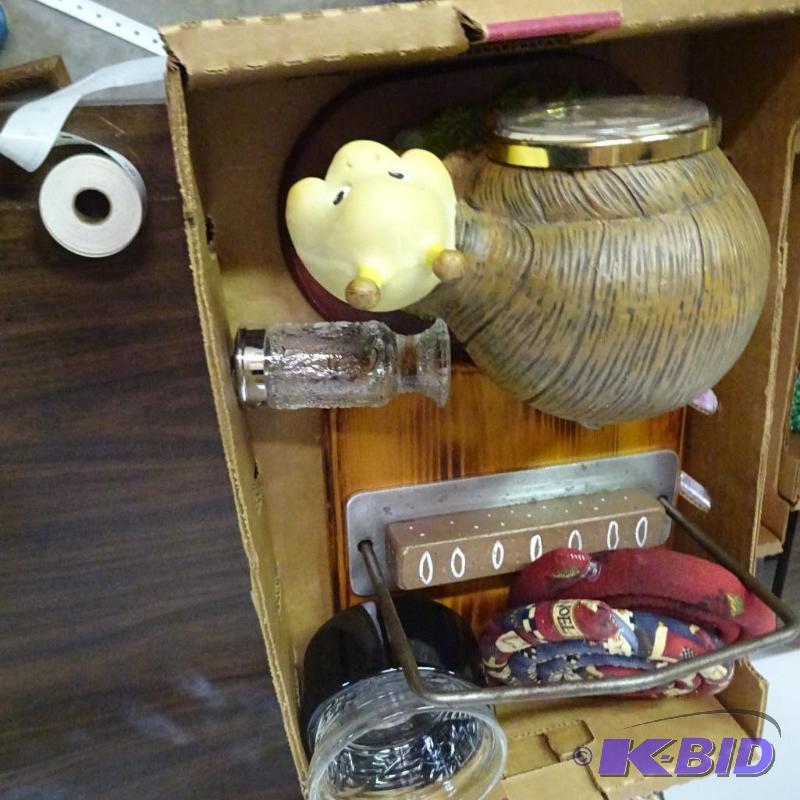 lot 104 image: Napkin Holder, Snail Clock and More...