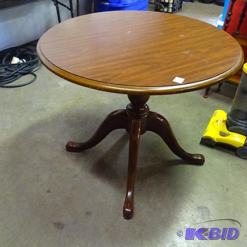 lot 15 image: Vintage Round Table 34"...