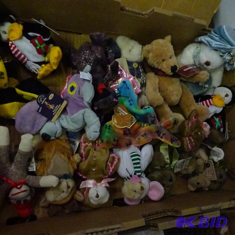 lot 160 image: 13 Collectible Stuffed Animals...