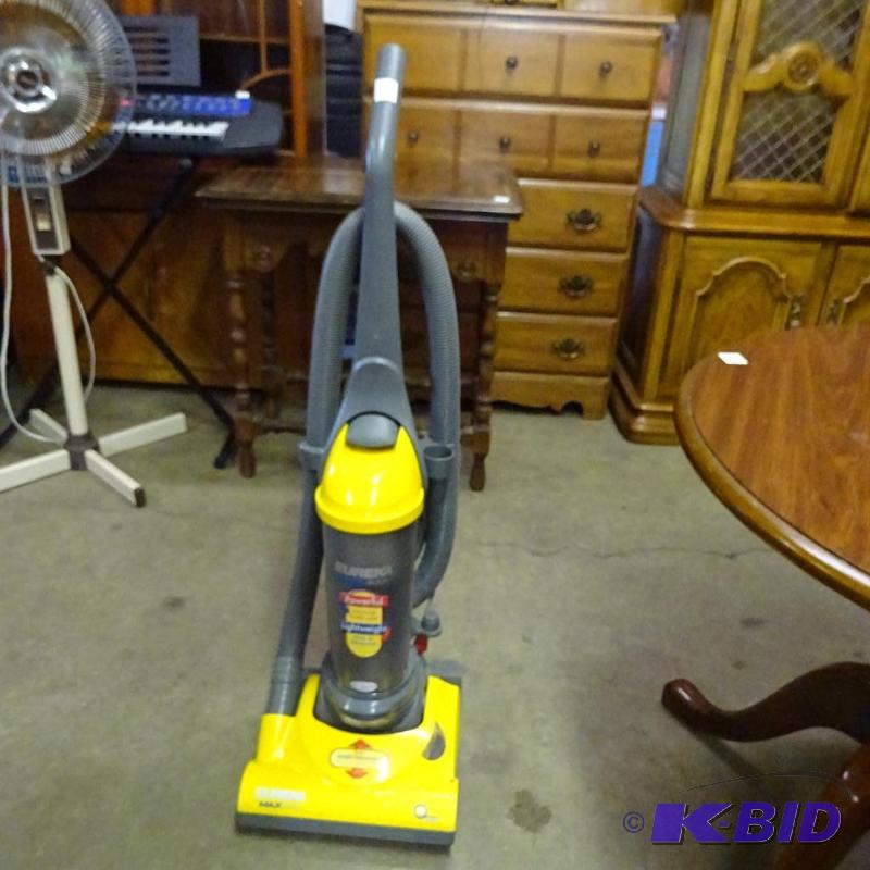 lot 17 image: Eureka Maxion Vaccum WOrks...