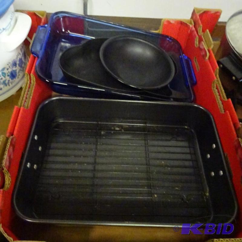 lot 194 image: 2 Baking Pans and 2 Plastic Serving Bowls...