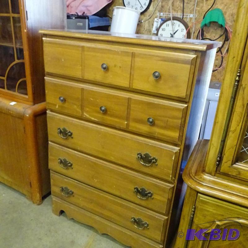 lot 2 image: 5 Drawer Dresser 32 X 18 X 45. Missing One Kn...