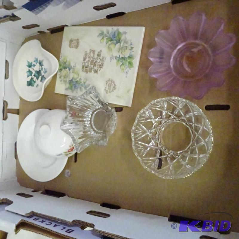 lot 207 image: Misc Collectible Glassware...