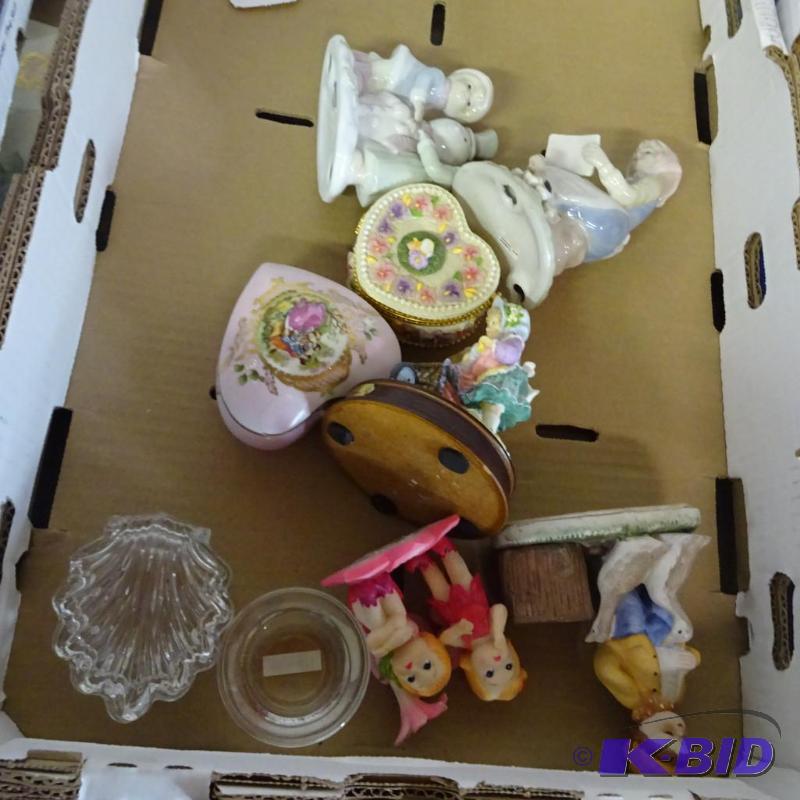 lot 208 image: Misc Collectible Figurines...
