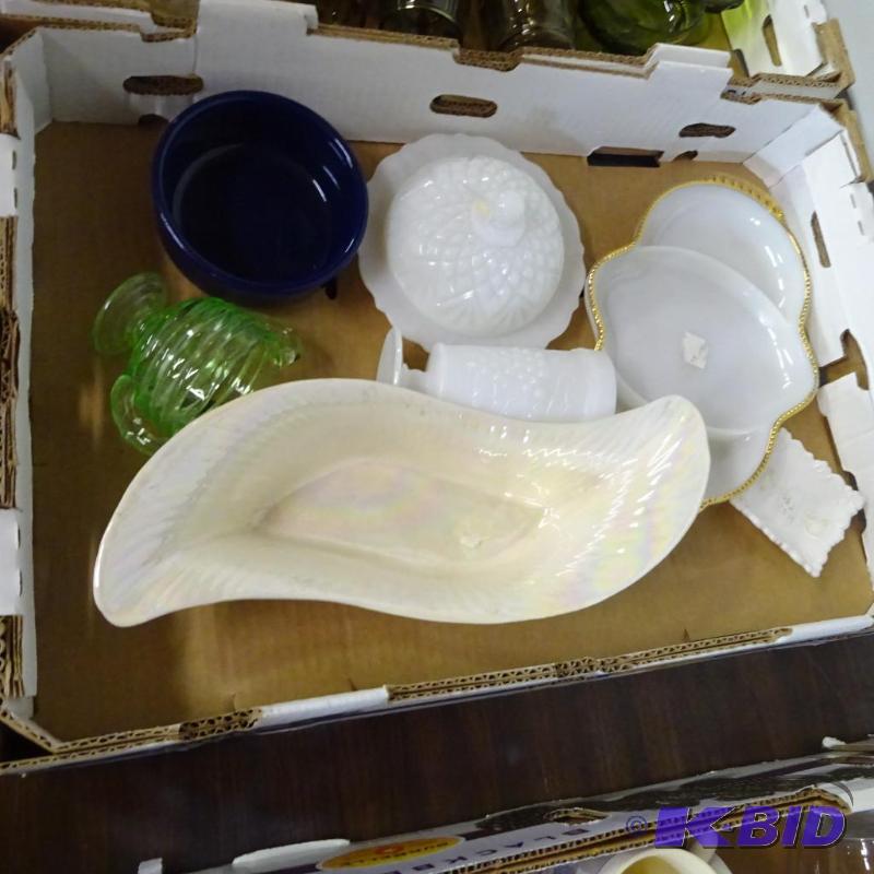 lot 212 image: Misc Decorative Glassware...