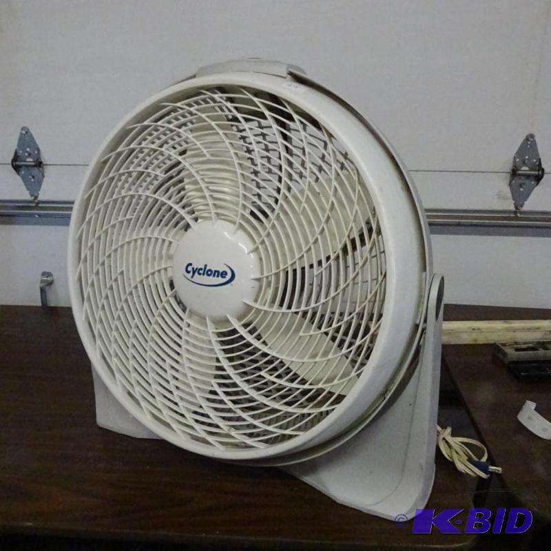 lot 24 image: 20" Cyclone fan WOrks...