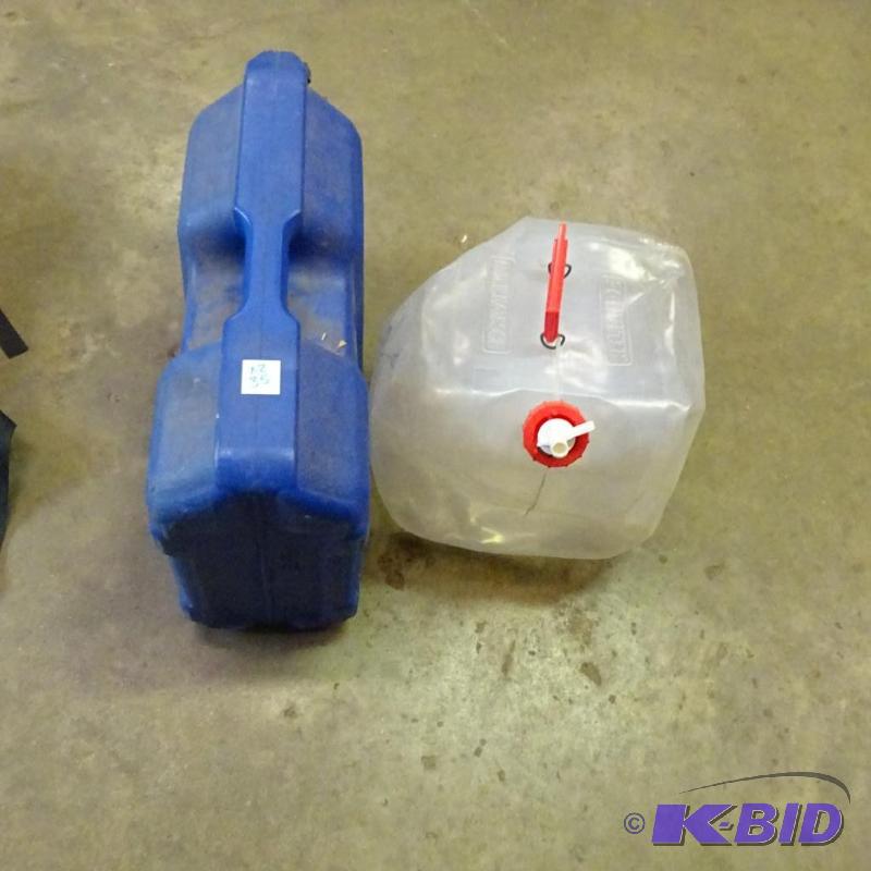 lot 35 image: 6 Gal. RUbbermaid Water Jug. Reliance Colapsi...