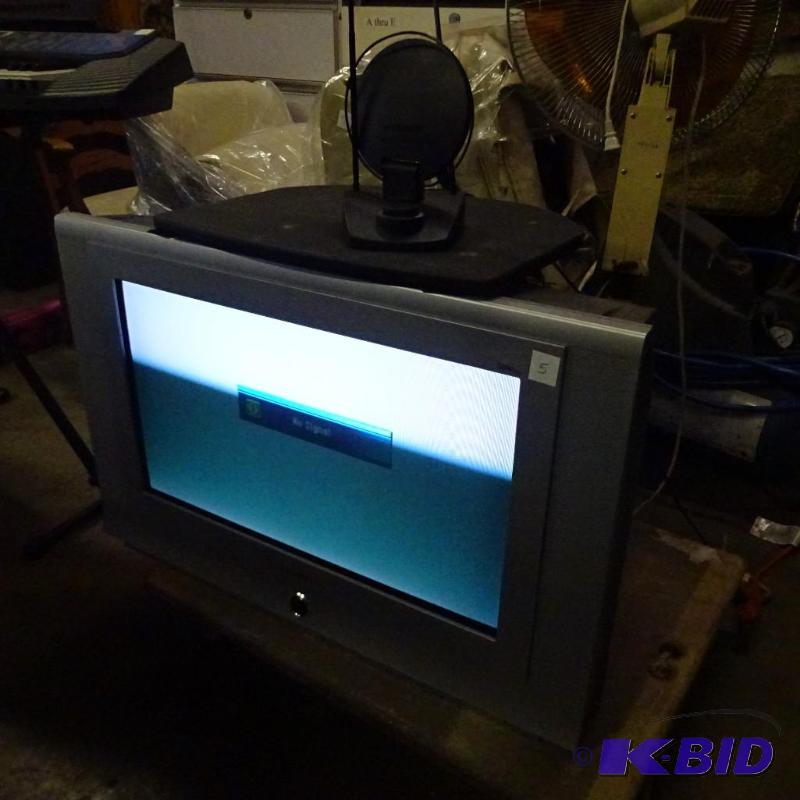 lot 5 image: Samsung 26" Color TV TYP2675WHXXAAA Wor...