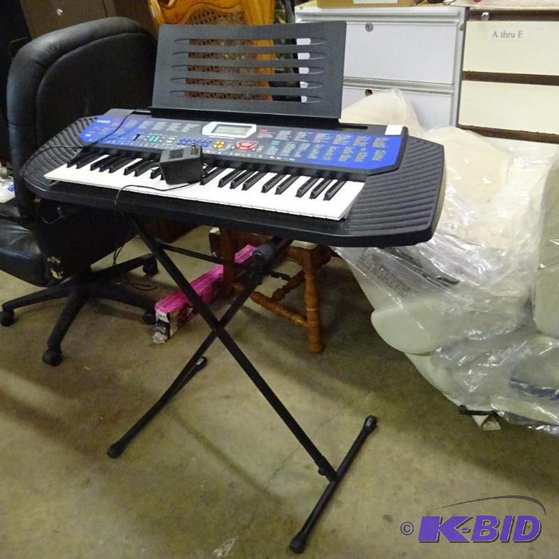 lot 6 image: Casio CYR411 Keyboard with Stand...