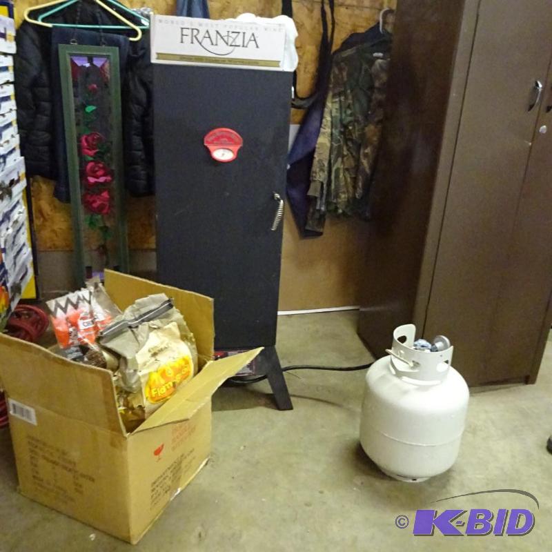 lot 90 image: Smoky Mountain Series, LP Smoker, Includes 20...