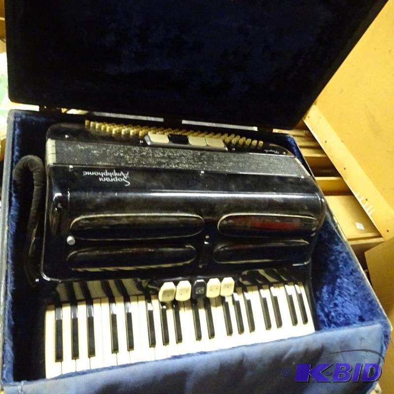 Vinttage Sopran Ampiphonic Accordian with Cas...