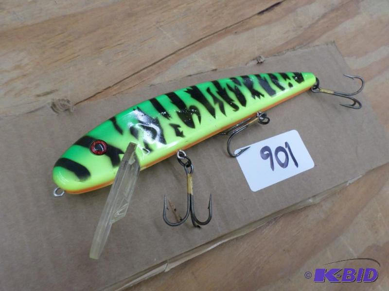 lot 106 image: (1) Muskie Crankbait...