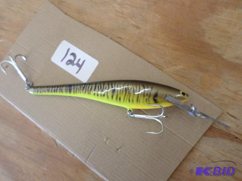 lot 124 image: (1) Muskie Crankbait...