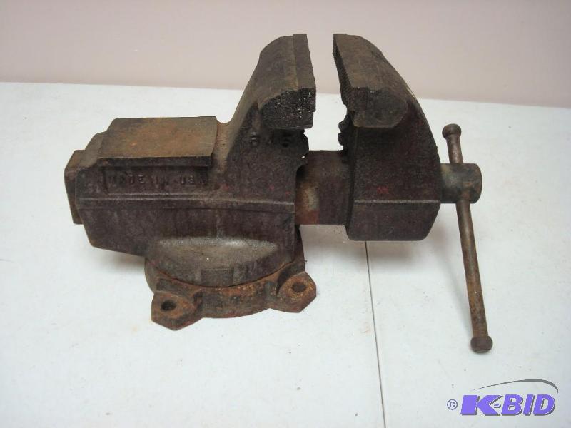 lot 20 image: Heavy Solid Bench Vise...