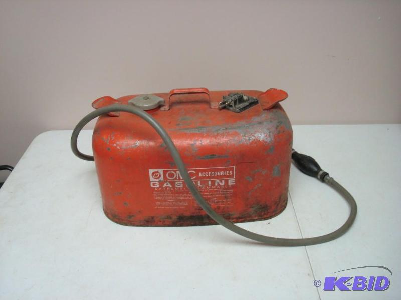 lot 49 image: Boat Motor Gas Tank, Metal 6 Gallon...