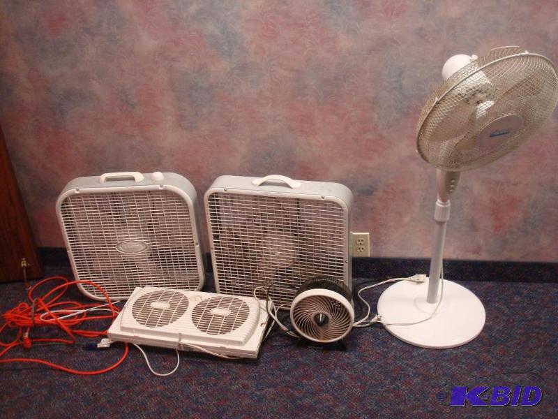 lot 50 image: Lot Of Fans. Some Need cleaning. Work...