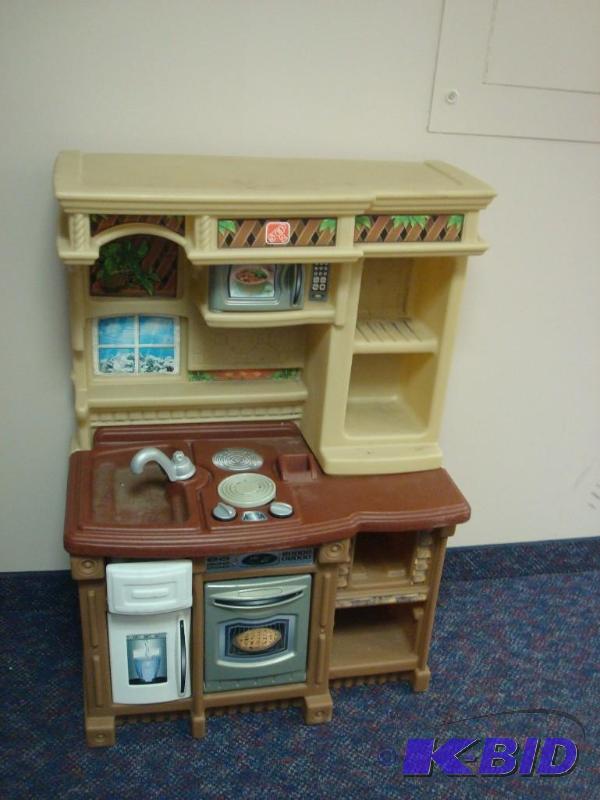 lot 70 image: Step 2 Play Kitchen, Has Wear ...