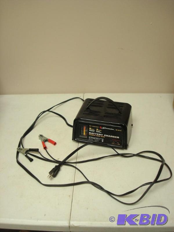 lot 81 image: Small Battery Charger, Seems To Work...