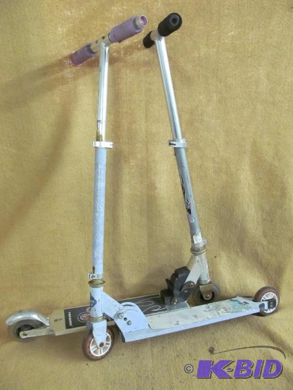 lot 136 image: Scooters