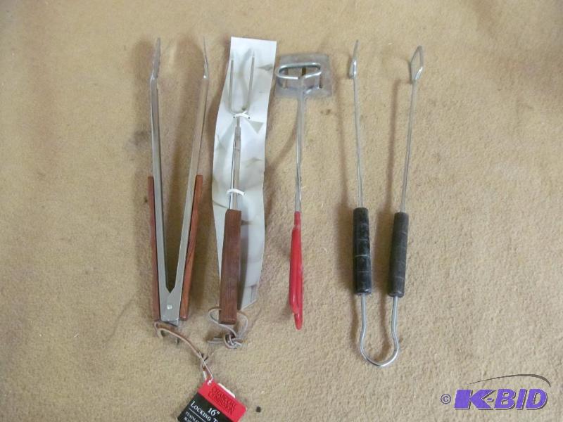 lot 14 image: Grilling accessories