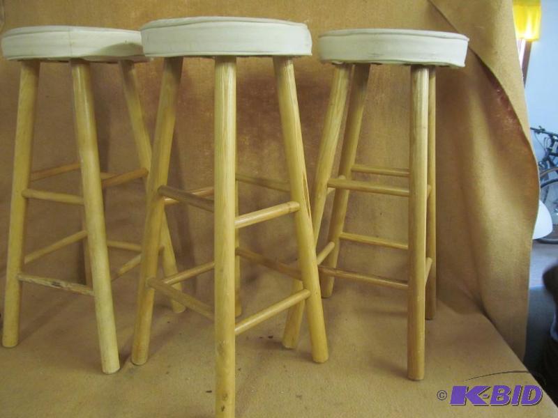 lot 147 image: Bar stools
